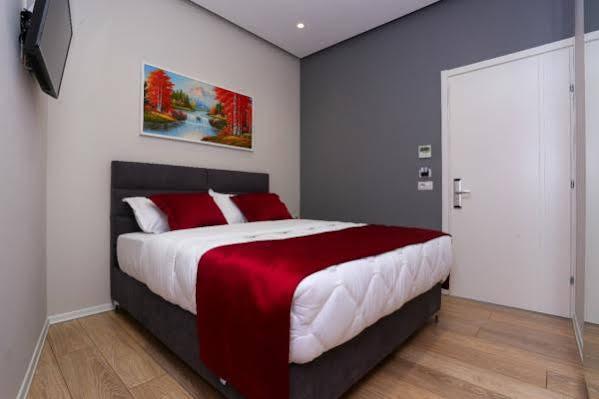 Emerald Boutique Hotel Tirana Esterno foto