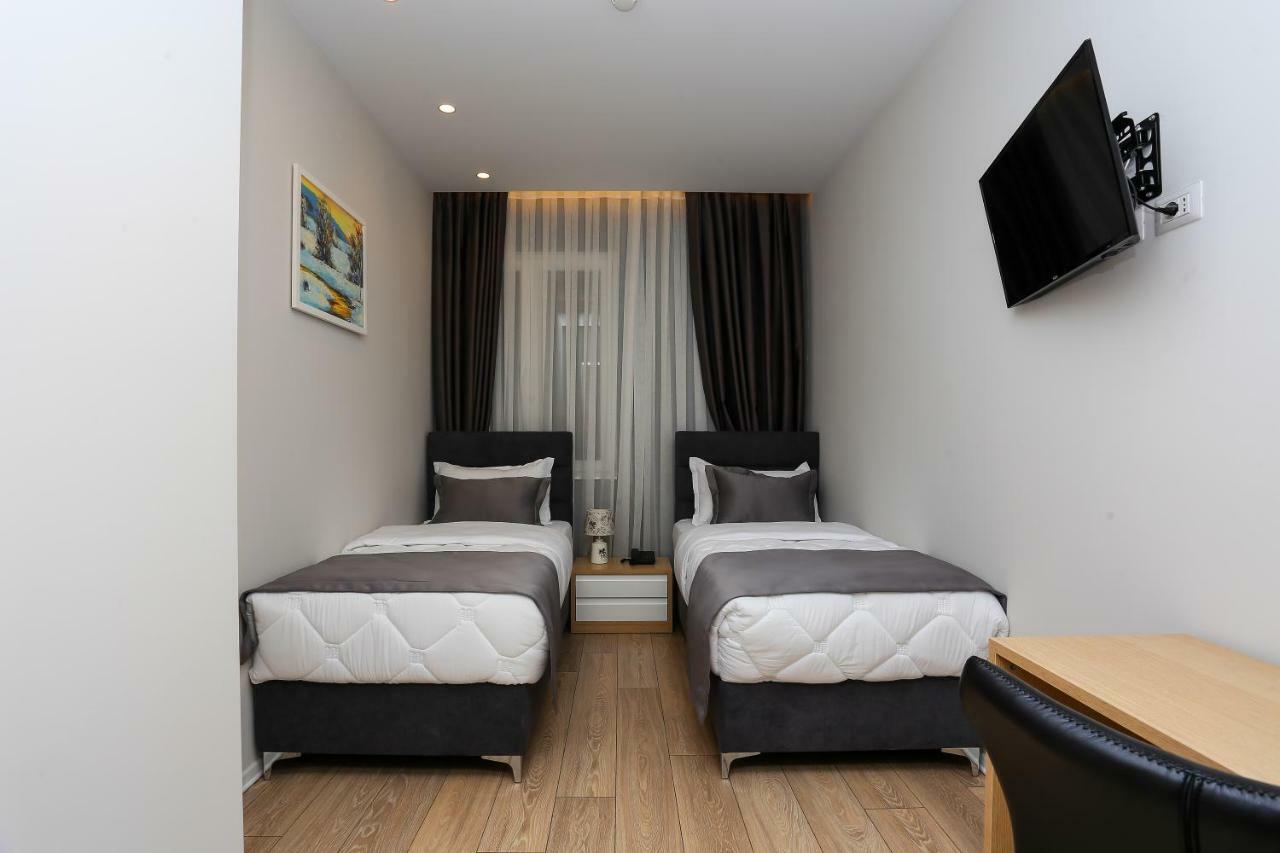 Emerald Boutique Hotel Tirana Esterno foto