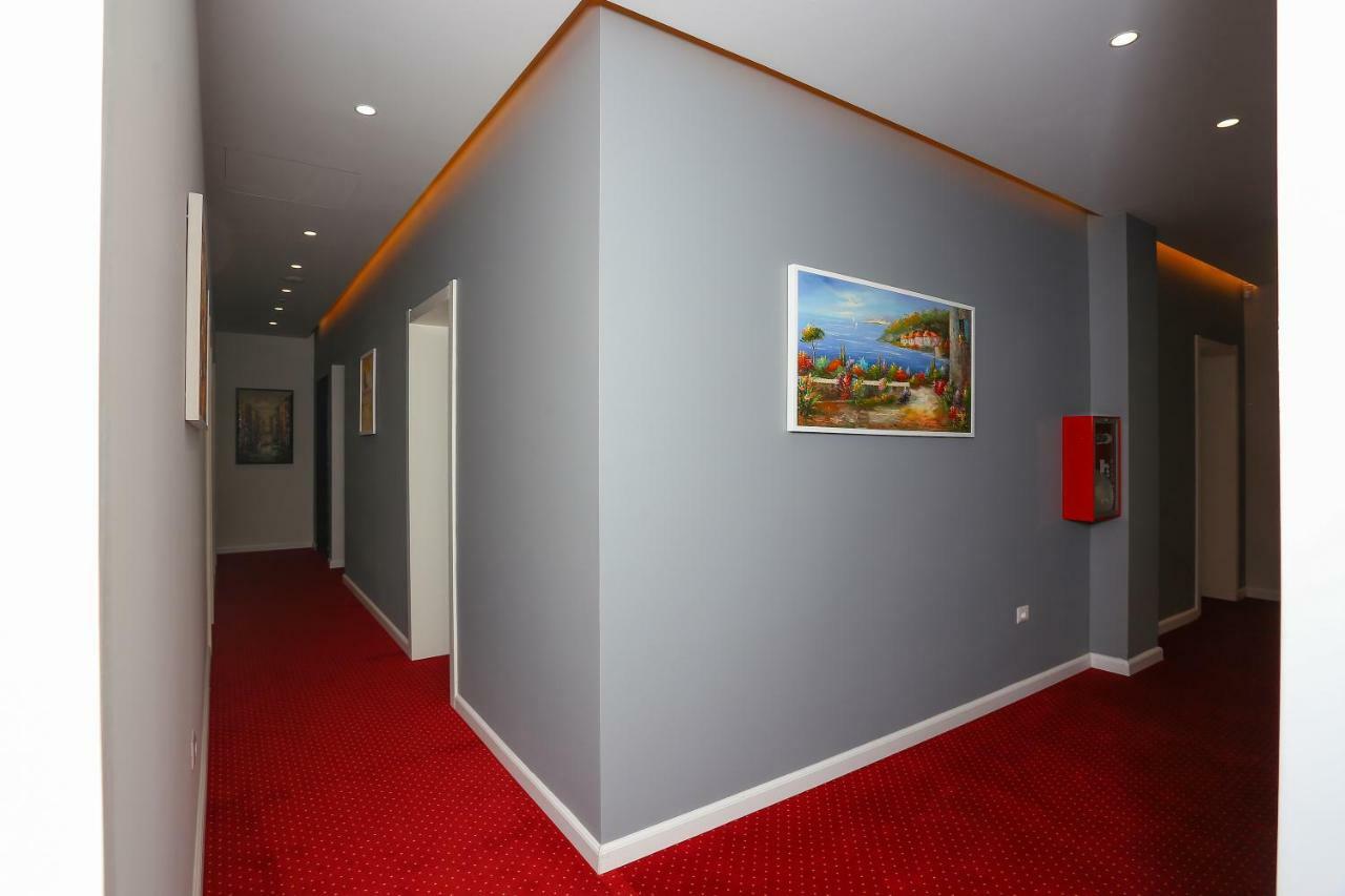 Emerald Boutique Hotel Tirana Esterno foto